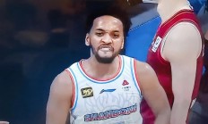 九游体育-球员个人突破，带动比分反超