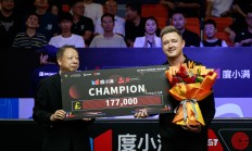 九游体育入口-英国赛艇运动员战胜对手，勇夺第一