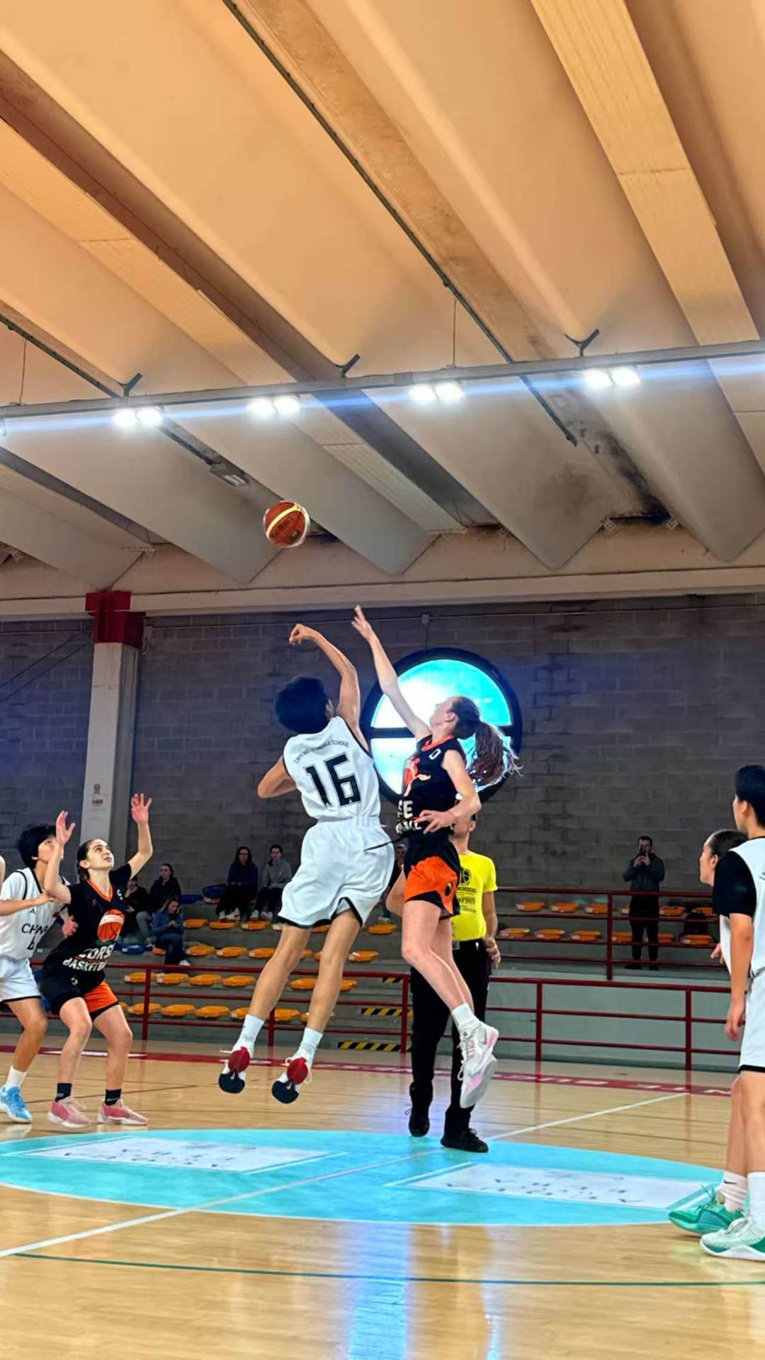 欧洲篮球联赛冠军夺冠，球员庆祝胜利