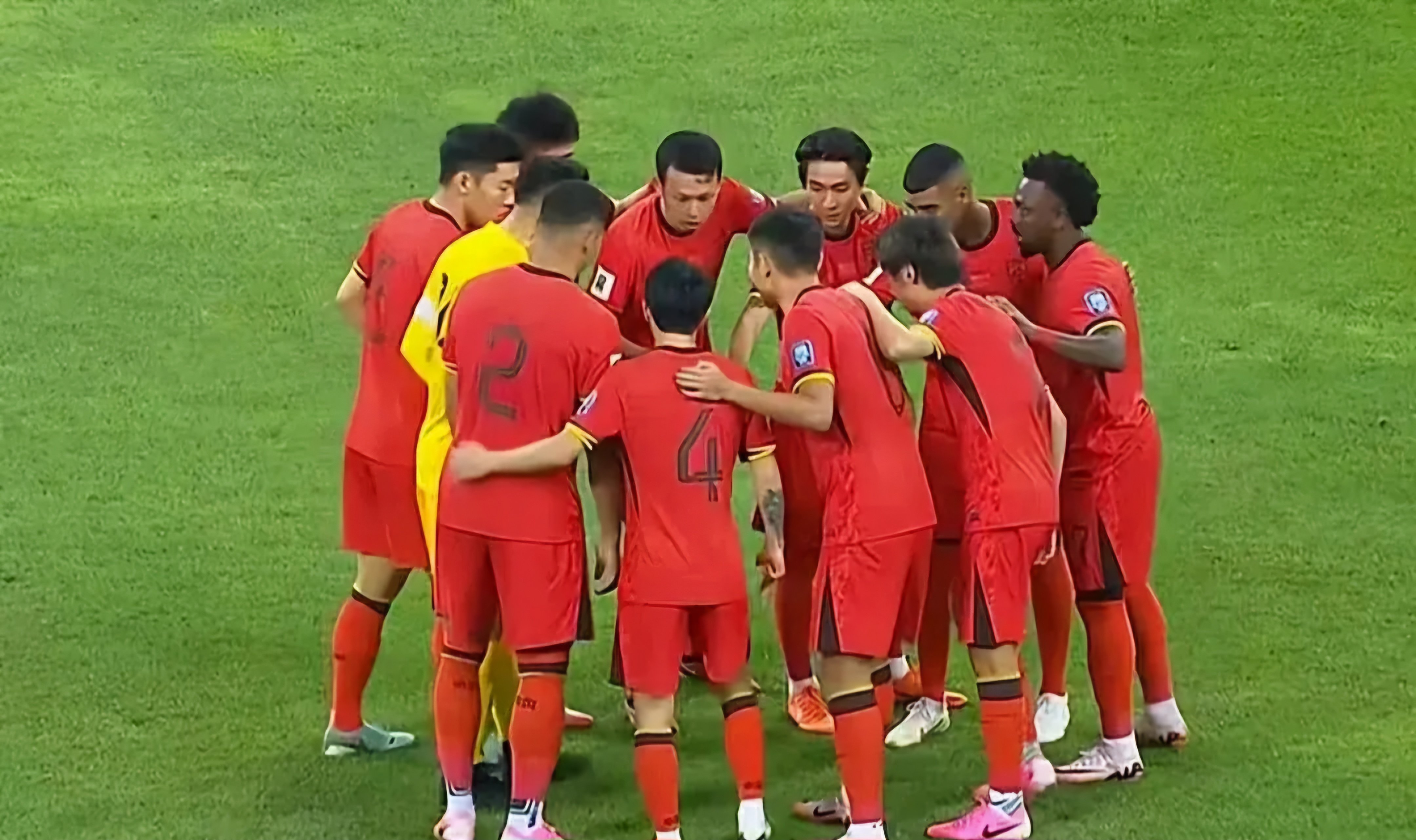 势均力敌！足球比赛双方实力激烈角逐