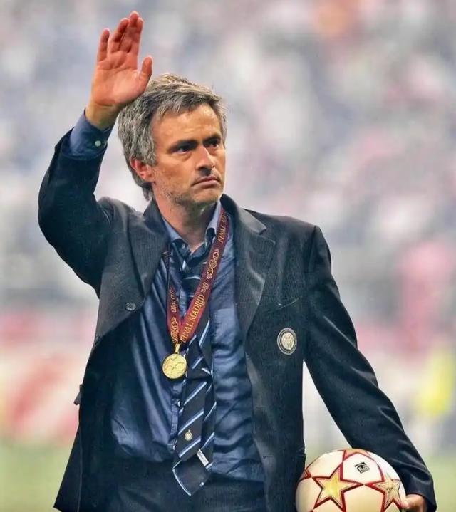 足球俱乐部新任主教练备战新赛季 足球俱乐部新任主教练备战新赛季