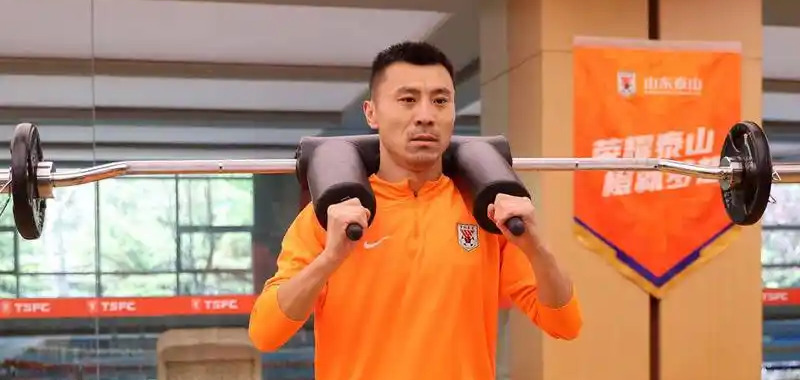 足球俱乐部新任主教练备战新赛季 足球俱乐部新任主教练备战新赛季