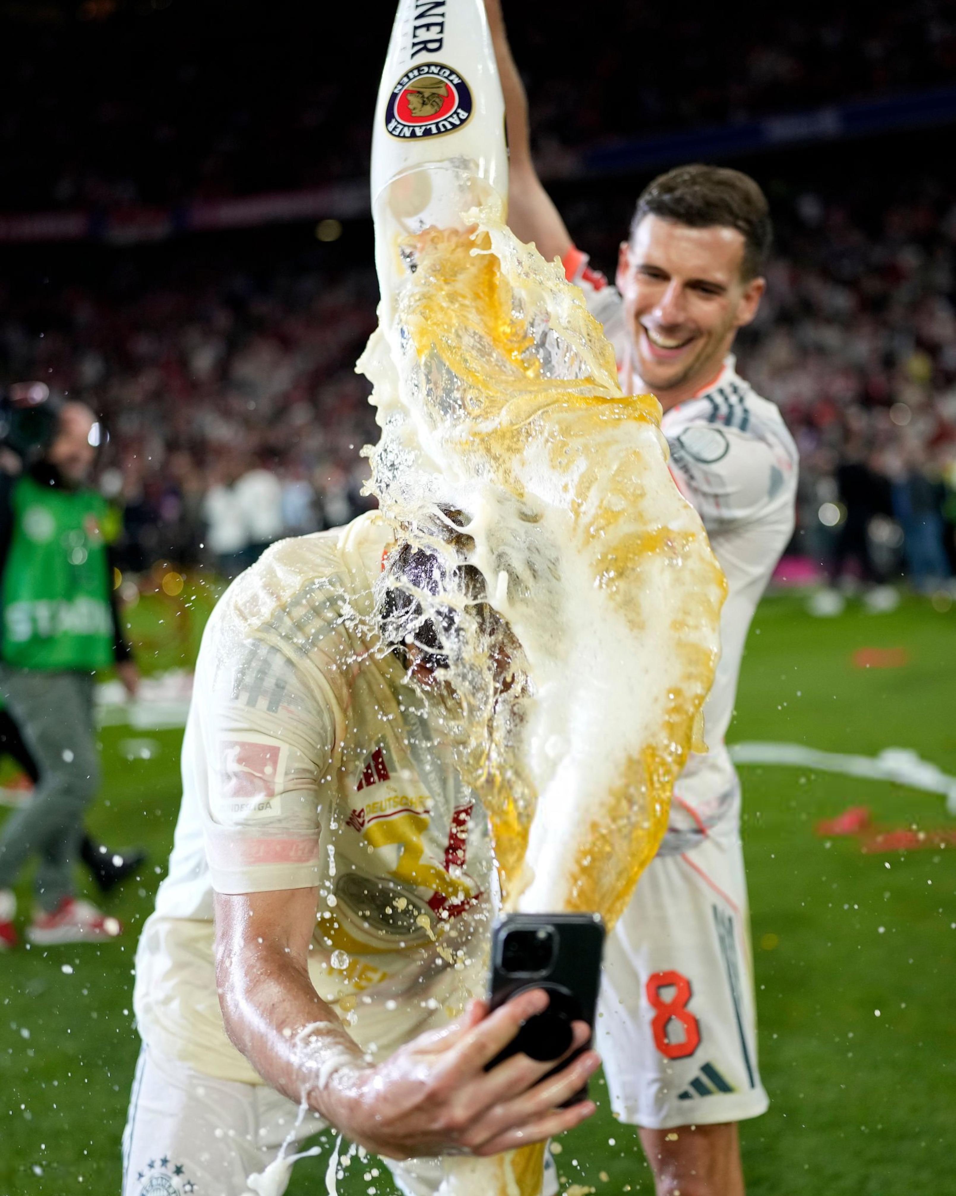 关于拜仁逆袭,重新夺冠,德国足坛再添一座沉甸甸的奖杯的信息 关于拜仁逆袭,重新夺冠,德国足坛再添一座沉甸甸的奖杯的信息