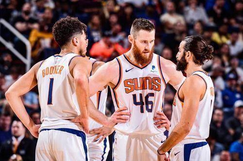 马刺队惨败开拓者,陷入季后赛困境 马刺队惨败开拓者,陷入季后赛困境