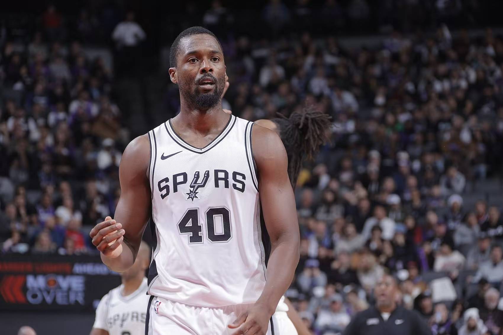 马刺队惨败开拓者,陷入季后赛困境 马刺队惨败开拓者,陷入季后赛困境