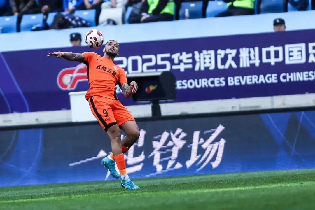 中超球员备战国际比赛,誓要夺取荣耀头衔 中超球员备战国际比赛,誓要夺取荣耀头衔