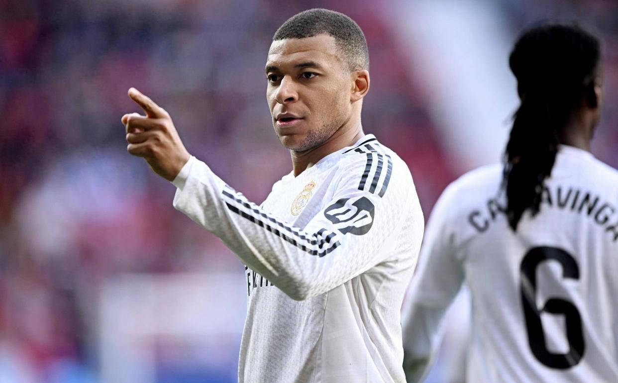 包含皇家马德里遭遇惨败，主帅被指责无方向感的词条