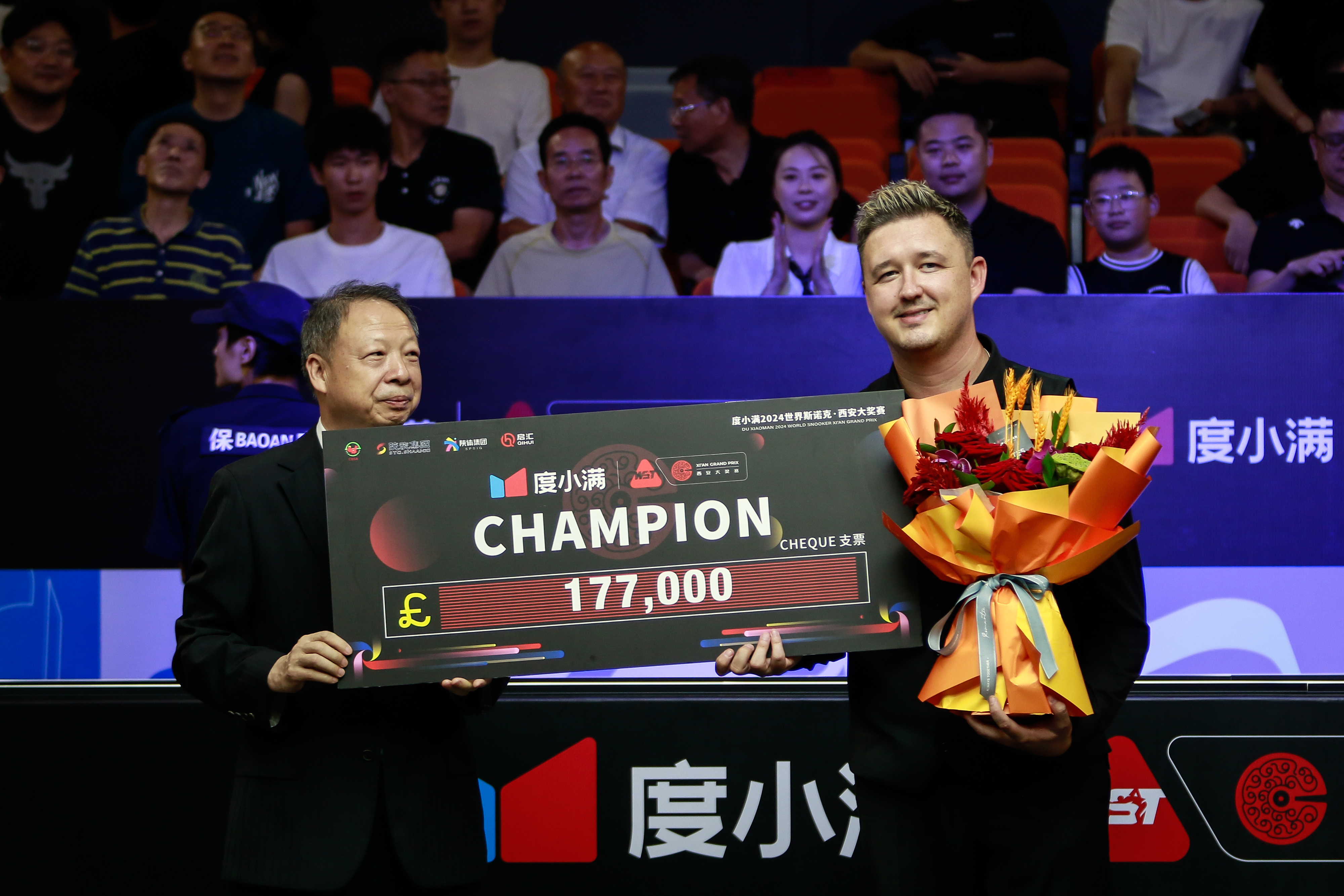 英国赛艇运动员战胜对手，勇夺第一