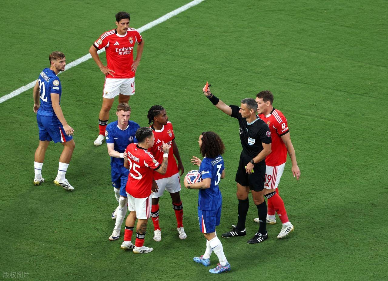 阿贾克斯主场大胜本菲卡，小组赛榜首稳固的简单介绍