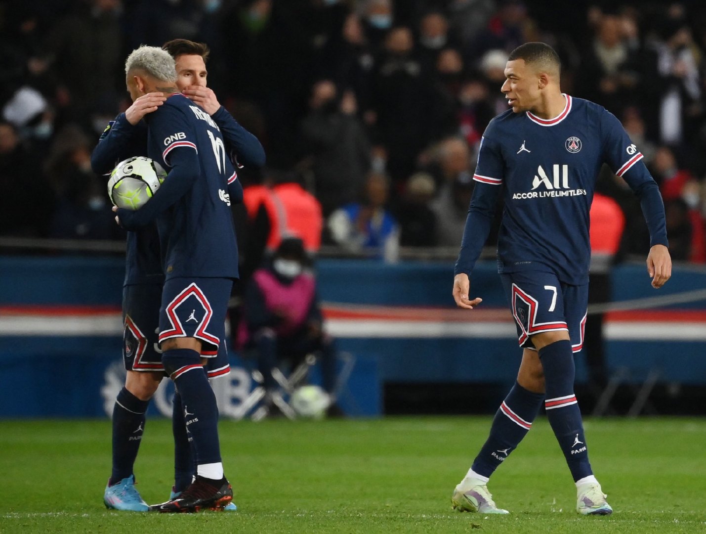 包含圣埃蒂安俱乐部战胜对手，表现稳健有力的词条