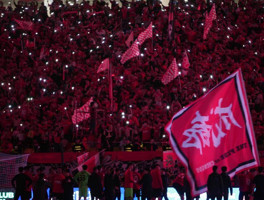 心有灵犀配合精准，球队轻松击败对手的简单介绍