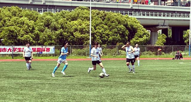 足球女队实力对决，赛场精彩争夺