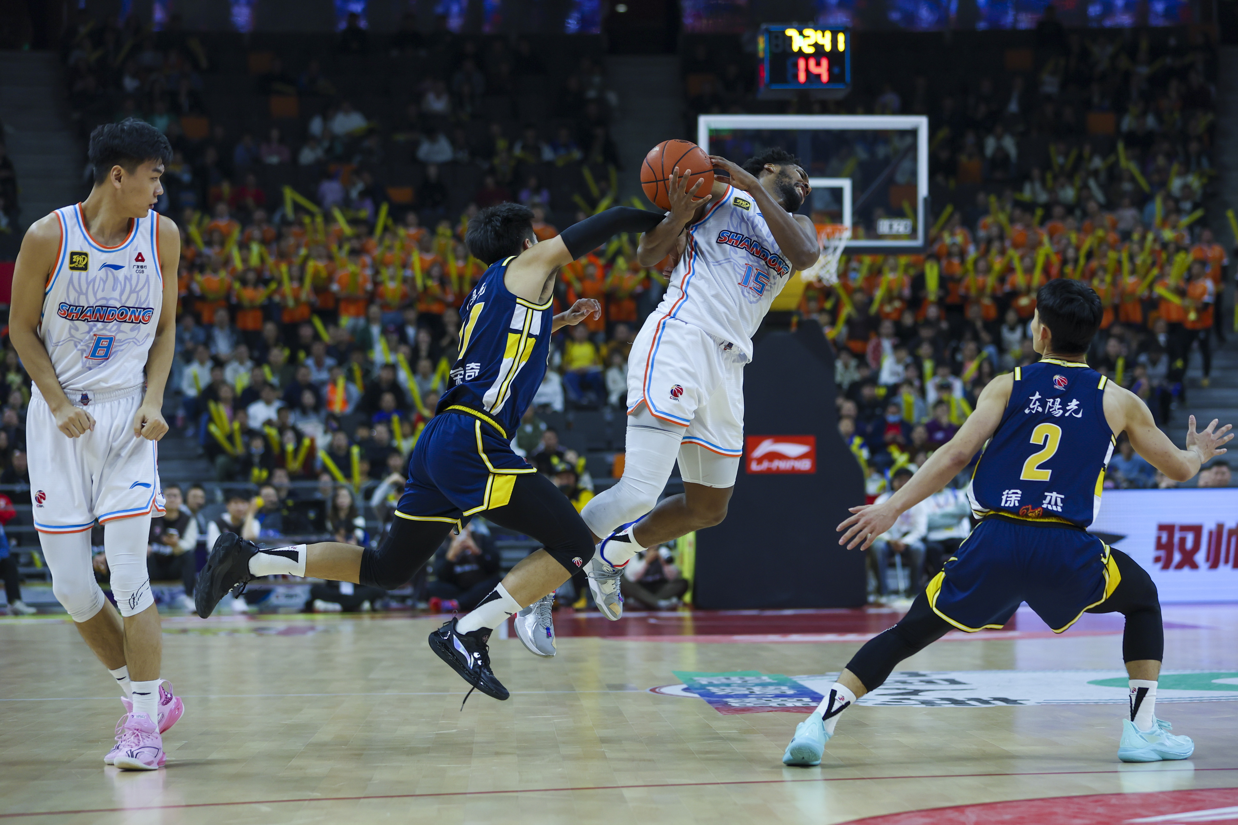 篮球联赛最新实时赛况公布，球队实力差距逐渐显现的简单介绍