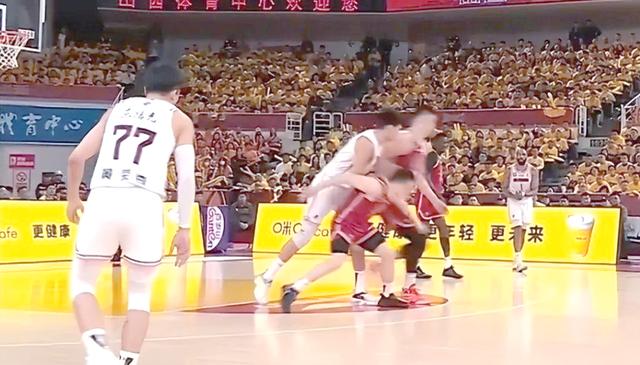 球场上的激烈对抗是球员们顽强拼搏的见证