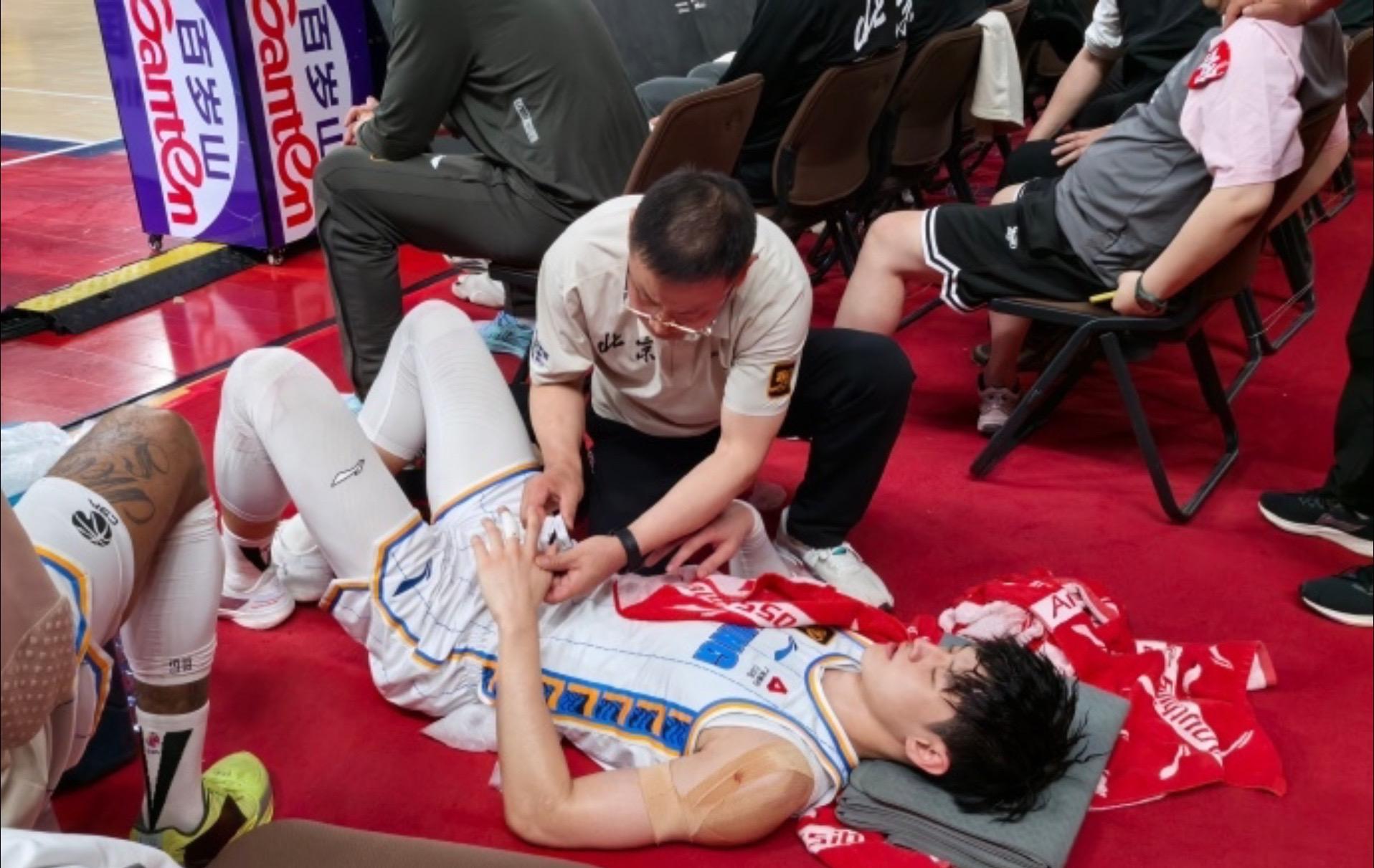 球场上的激烈对抗是球员们顽强拼搏的见证