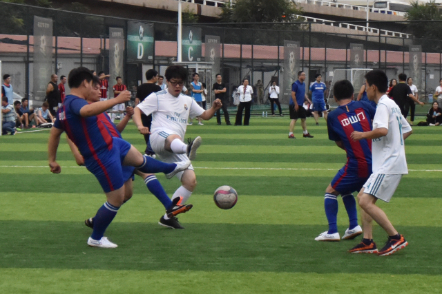 热血拼搏：女子足球运动健将今日火热对阵的简单介绍