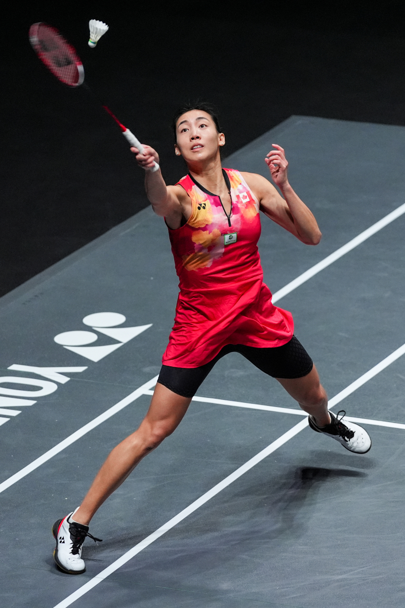 羽毛球选手纵横赛场，无懈可击