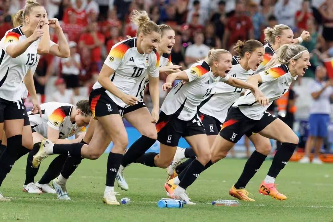 法国女足球队表现出色,赢得比赛 法国女足球队表现出色,赢得比赛