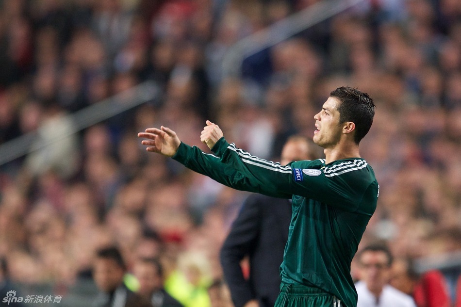 包含阿贾克斯击败皇马，晋级形势一片大好的词条