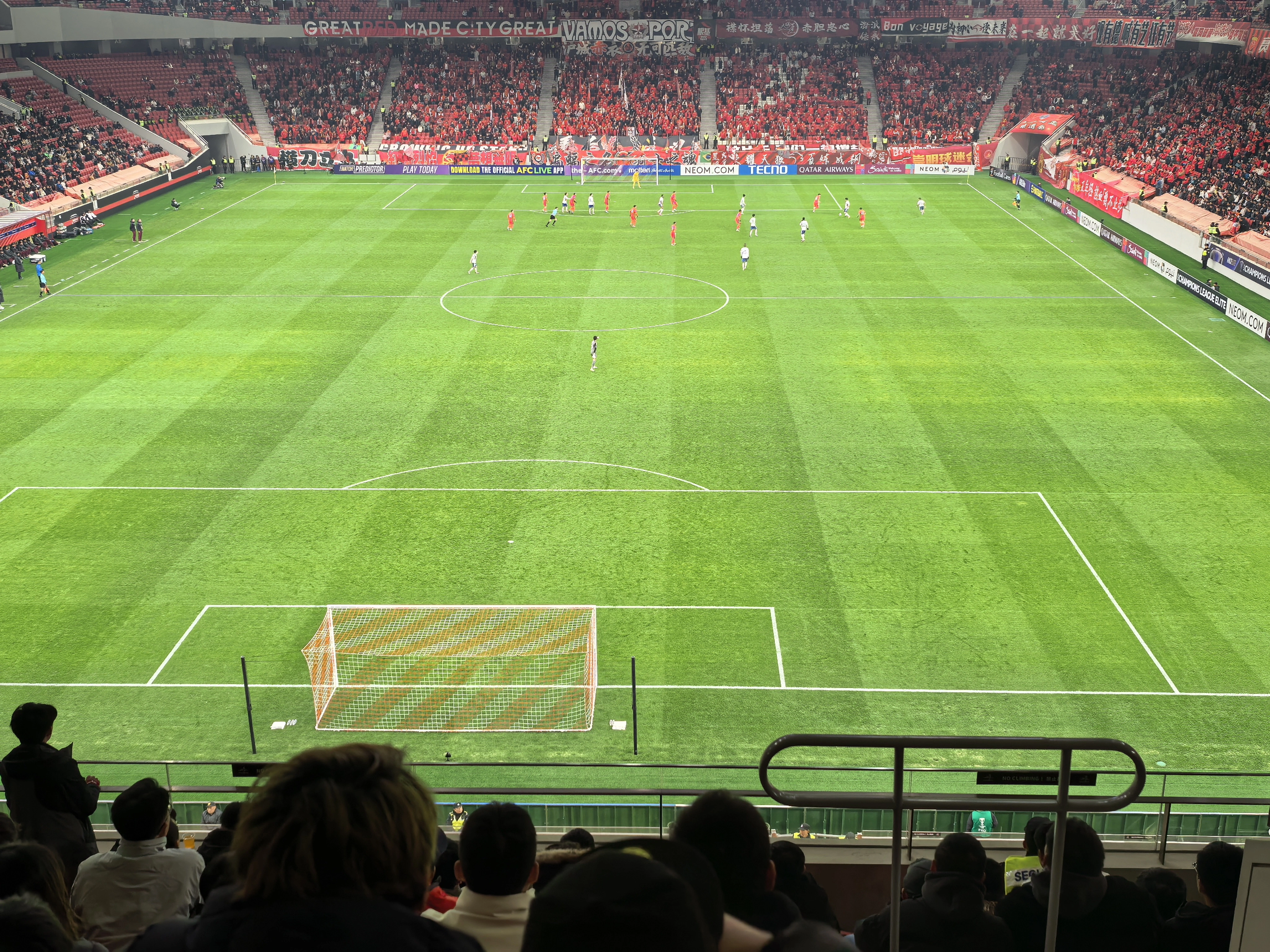 足球赛场上座位爆满，球迷热情高涨的简单介绍