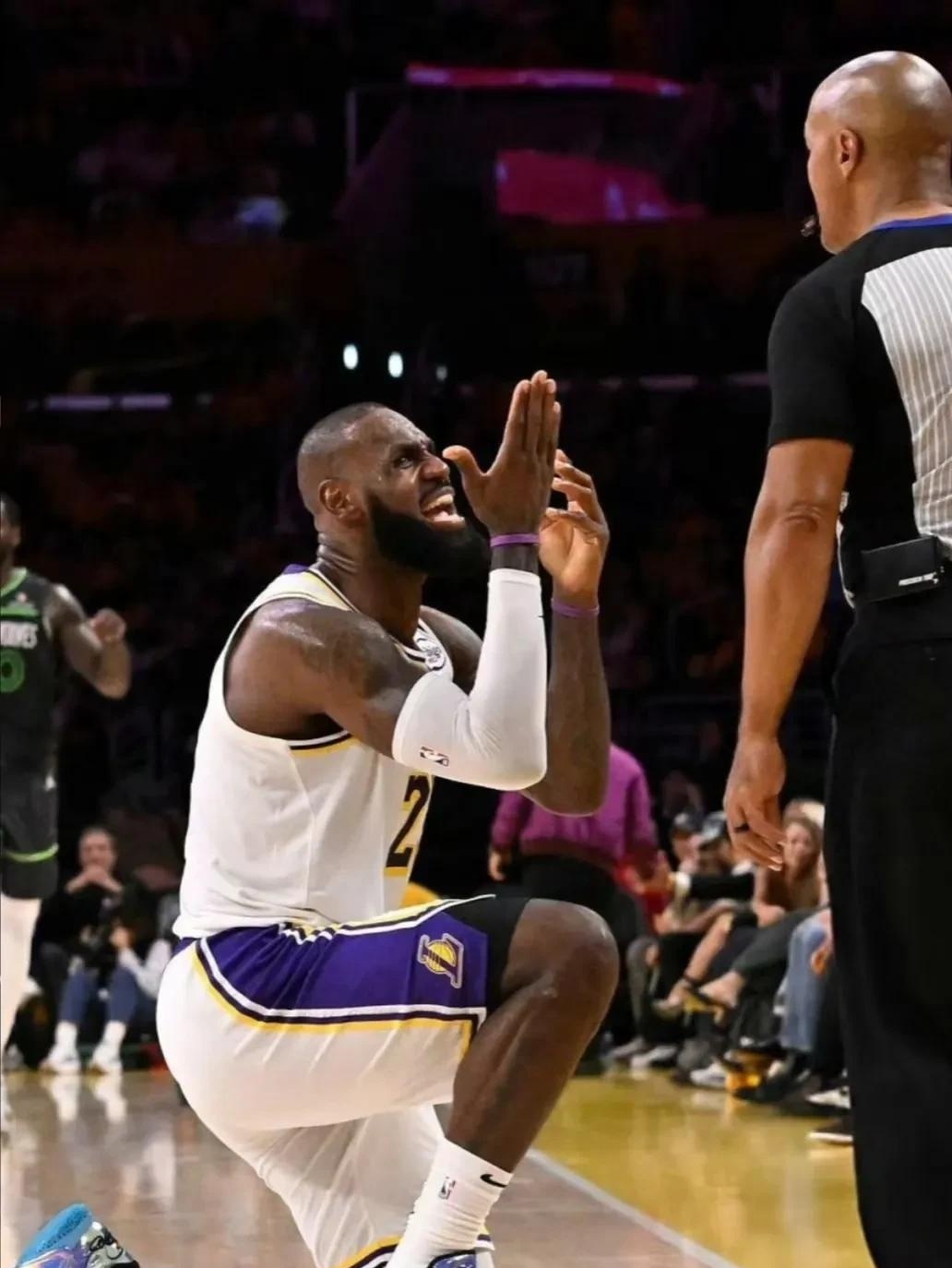 詹姆斯受伤缺阵，湖人惨败给马刺