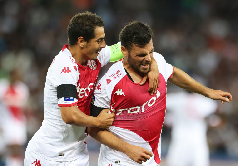 包含摩纳哥主场憾平，艰难守住不败纪录的词条